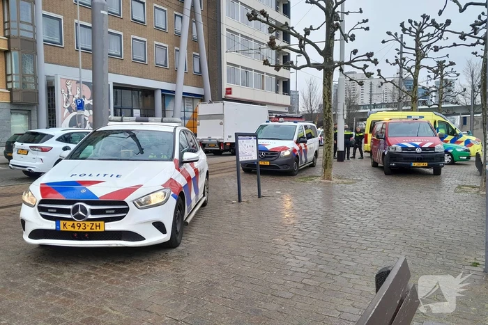 Persoon gered uit Nieuwe Maas door watertaxi