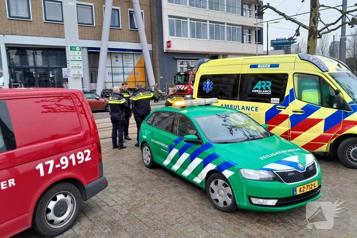 Persoon gered uit Nieuwe Maas door watertaxi