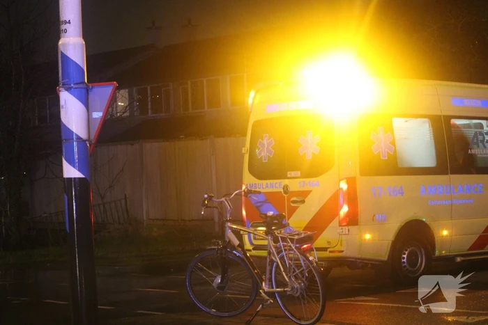 Fietser in botsing met bestelbus