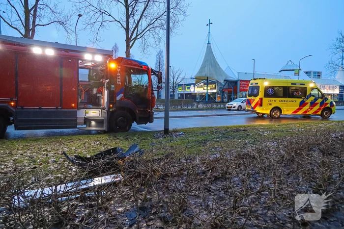 Automobilist eindigt tegen boom