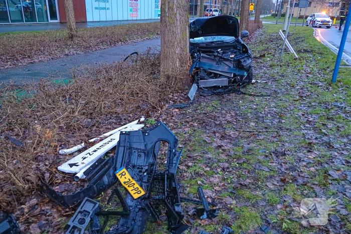 Automobilist eindigt tegen boom
