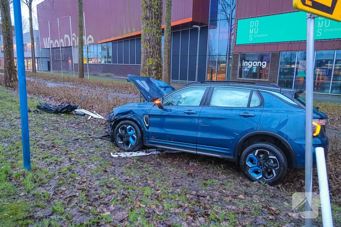 Automobilist eindigt tegen boom