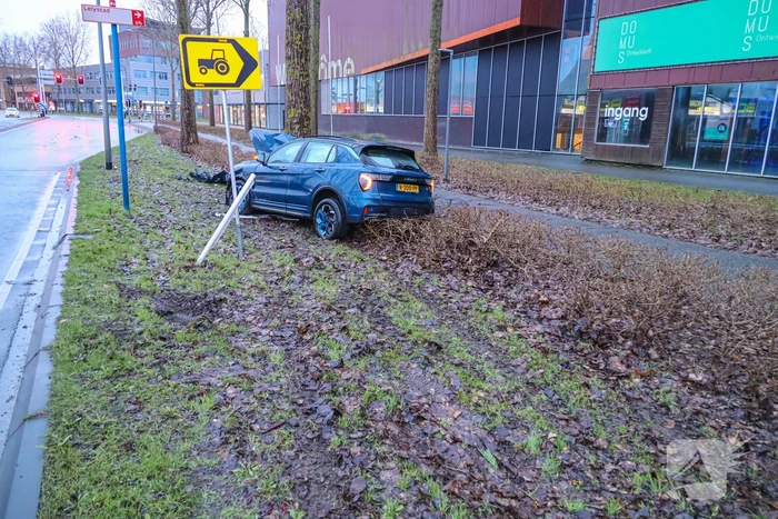 Automobilist eindigt tegen boom