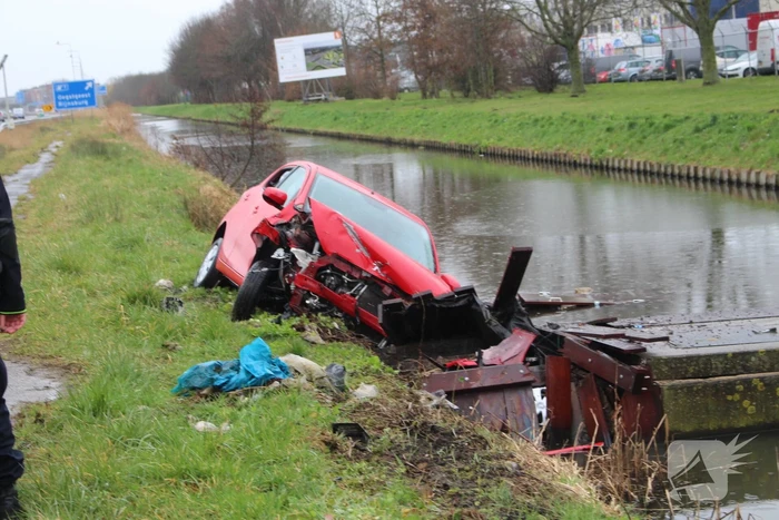 Automobilist raakt van de weg en belandt half in de sloot