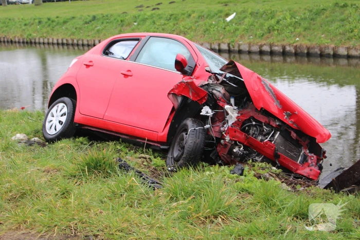 Automobilist raakt van de weg en belandt half in de sloot