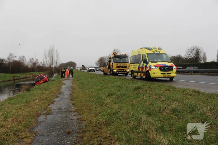 Automobilist raakt van de weg en belandt half in de sloot