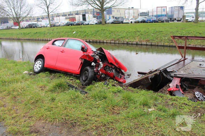 Automobilist raakt van de weg en belandt half in de sloot