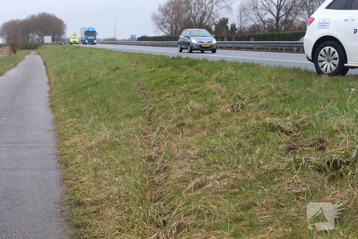 Automobilist raakt van de weg en belandt half in de sloot