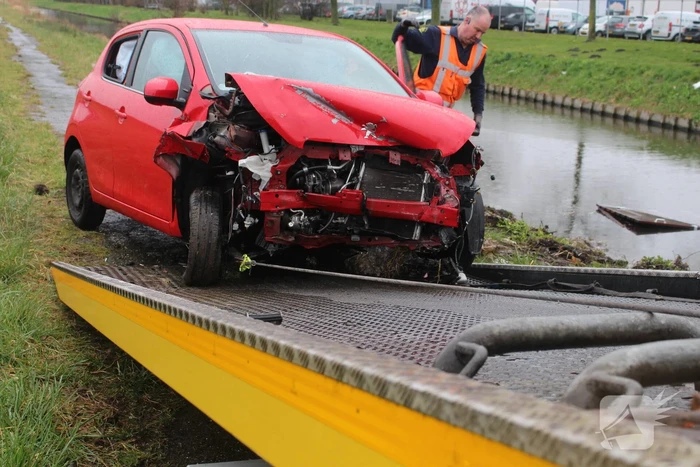 Automobilist raakt van de weg en belandt half in de sloot