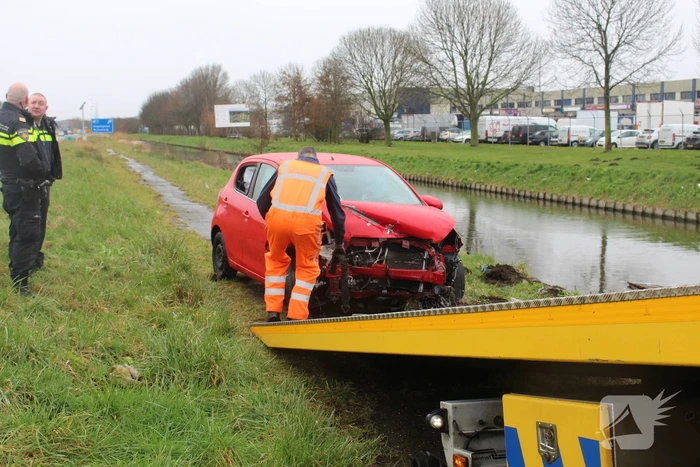 Automobilist raakt van de weg en belandt half in de sloot