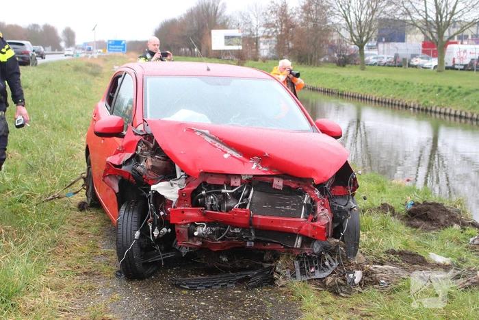 Automobilist raakt van de weg en belandt half in de sloot