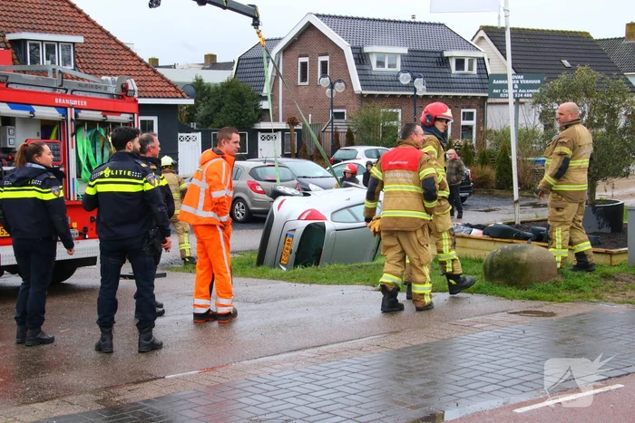 Brandweer takelt auto uit greppel