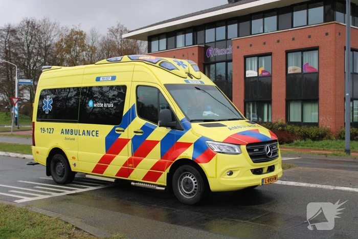 Overstekende fietsster gewond bij aanrijding op rotonde
