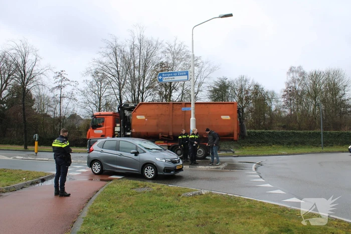 Overstekende fietsster gewond bij aanrijding op rotonde
