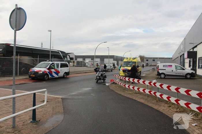 Scooterrijdster gaat hard onderuit