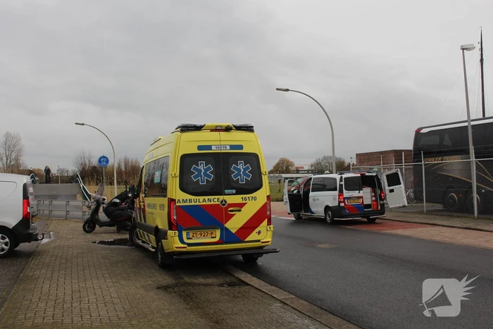 Scooterrijdster gaat hard onderuit