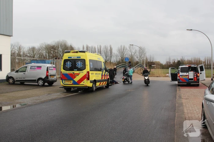 Scooterrijdster gaat hard onderuit