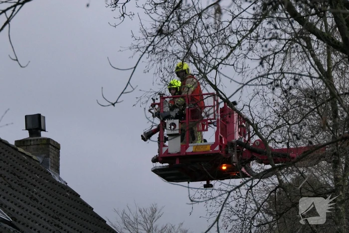 Brandweer controleert schoorsteen vanwege mogelijke brand