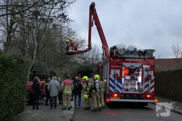 Brandweer controleert schoorsteen vanwege mogelijke brand