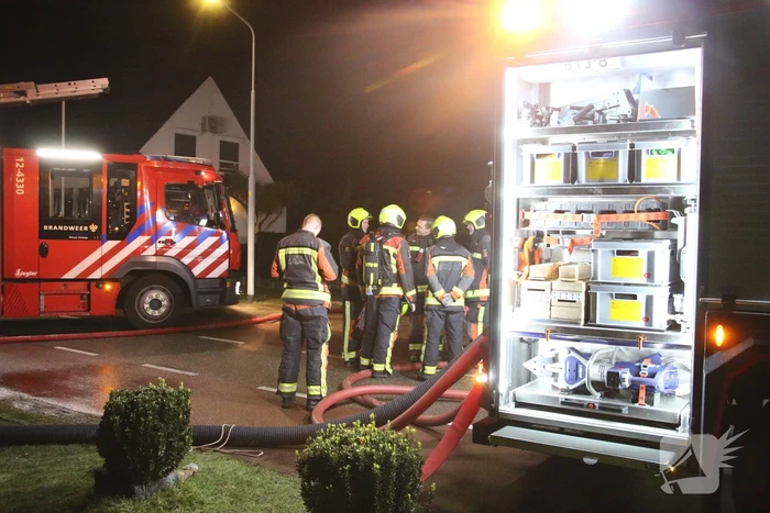 Grote brand in loods met auto's