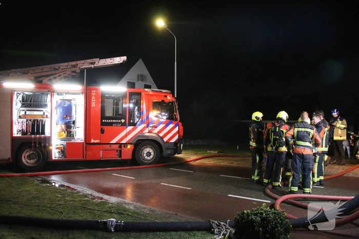 Grote brand in loods met auto's