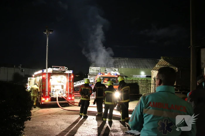 Grote brand in loods met auto's