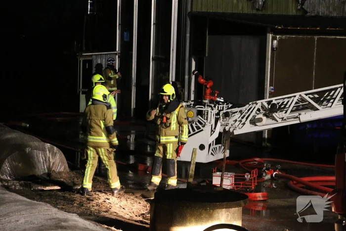 Grote brand in loods met auto's