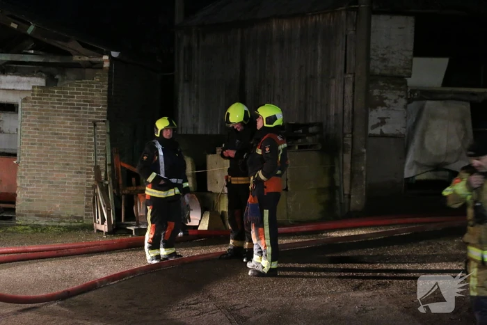 Grote brand in loods met auto's