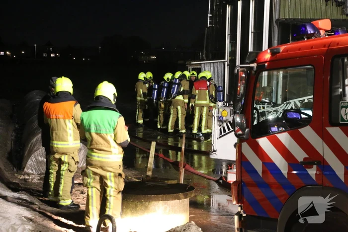 Grote brand in loods met auto's