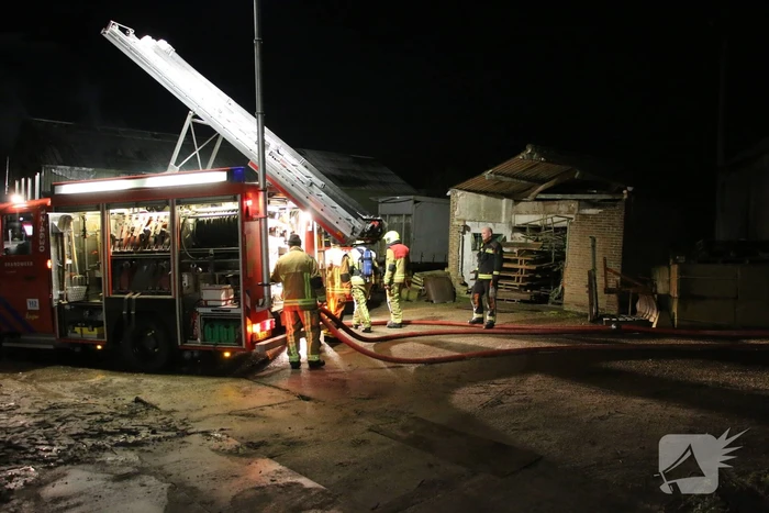 Grote brand in loods met auto's