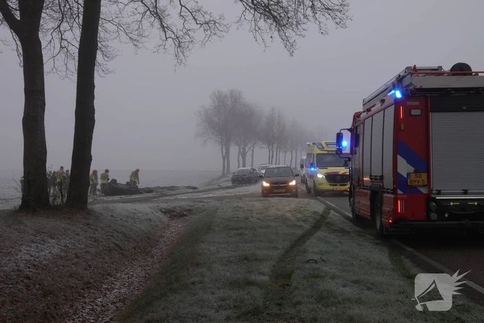 Auto raakt van de weg en belandt op de kop in de sloot