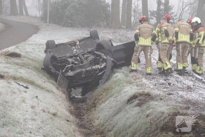 Auto raakt van de weg en belandt op de kop in de sloot