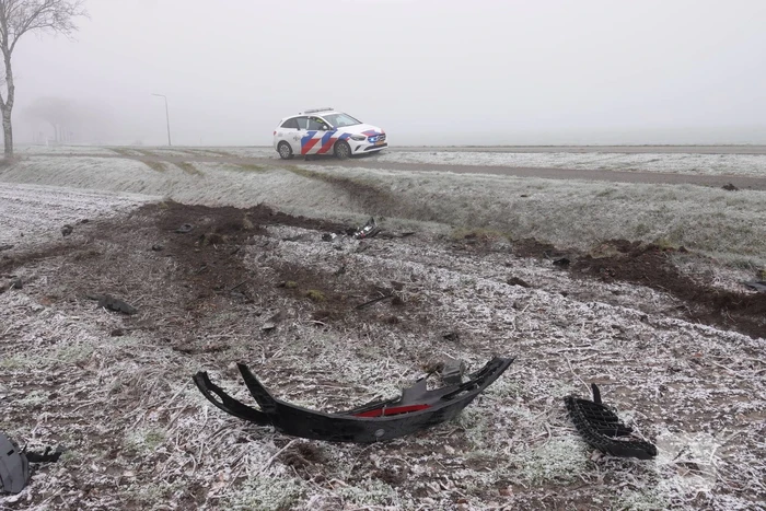Auto raakt van de weg en belandt op de kop in de sloot
