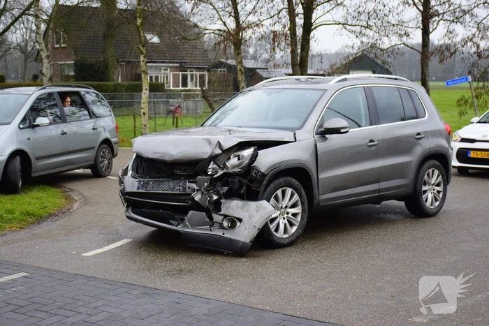 Twee auto's botsen tegen elkaar bij spoorwegovergang