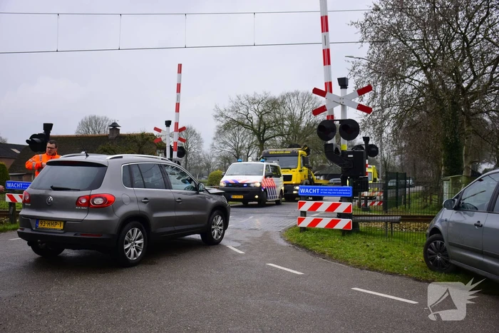 Twee auto's botsen tegen elkaar bij spoorwegovergang