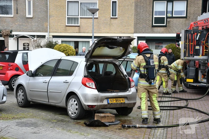 Brand in kofferbak van geparkeerde auto