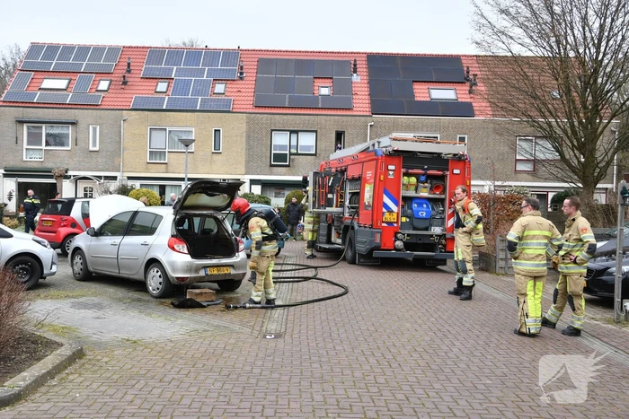 Brand in kofferbak van geparkeerde auto