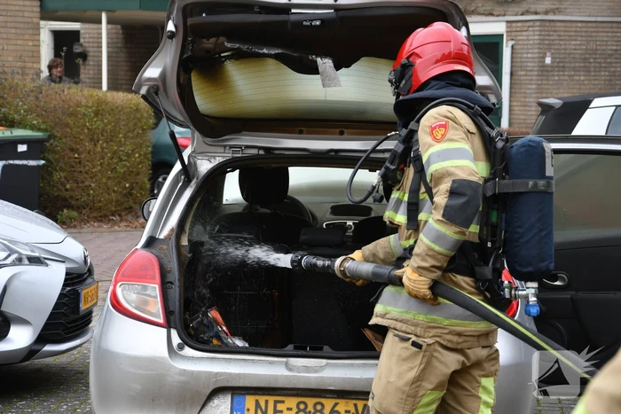Brand in kofferbak van geparkeerde auto