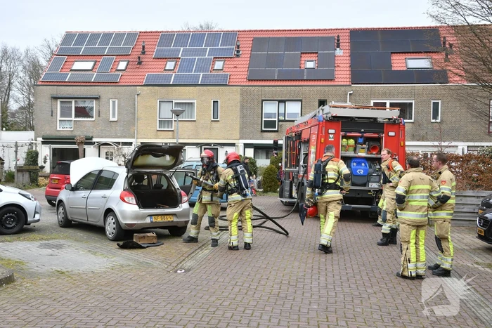 Brand in kofferbak van geparkeerde auto