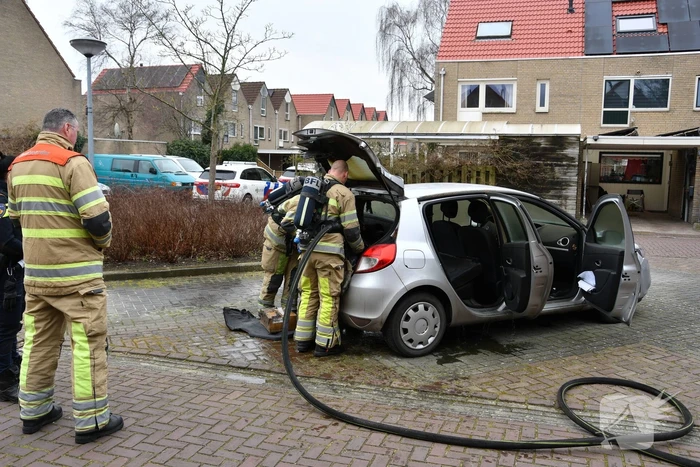 Brand in kofferbak van geparkeerde auto