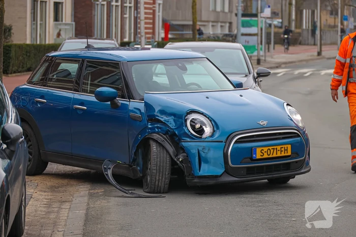 Automobilist botst op geparkeerde auto