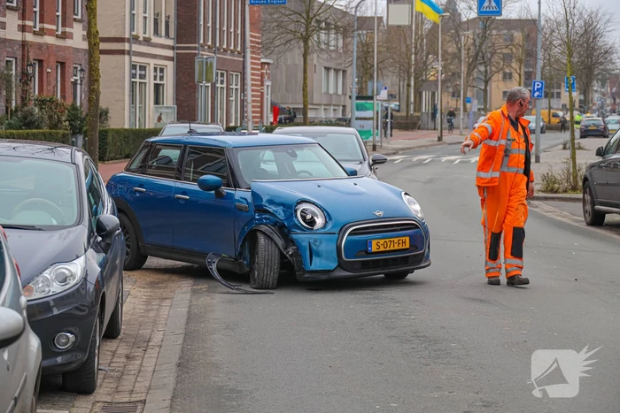 Automobilist botst op geparkeerde auto