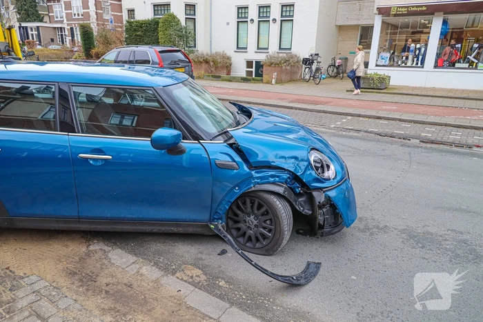Automobilist botst op geparkeerde auto