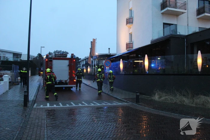 Brand op dak van hotel