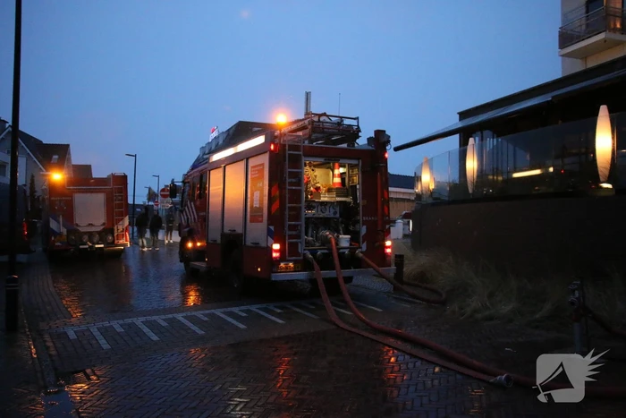 Brand op dak van hotel