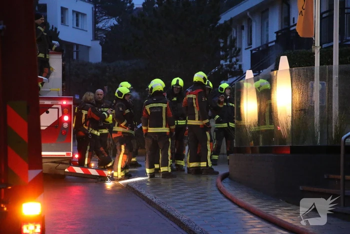 Brand op dak van hotel