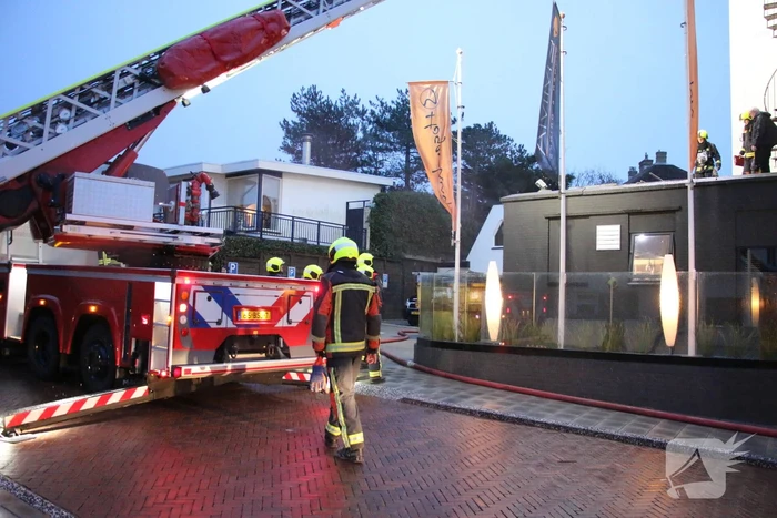 Brand op dak van hotel