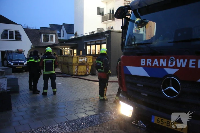 Brand op dak van hotel
