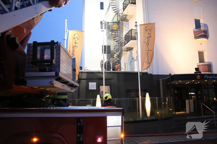 Brand op dak van hotel