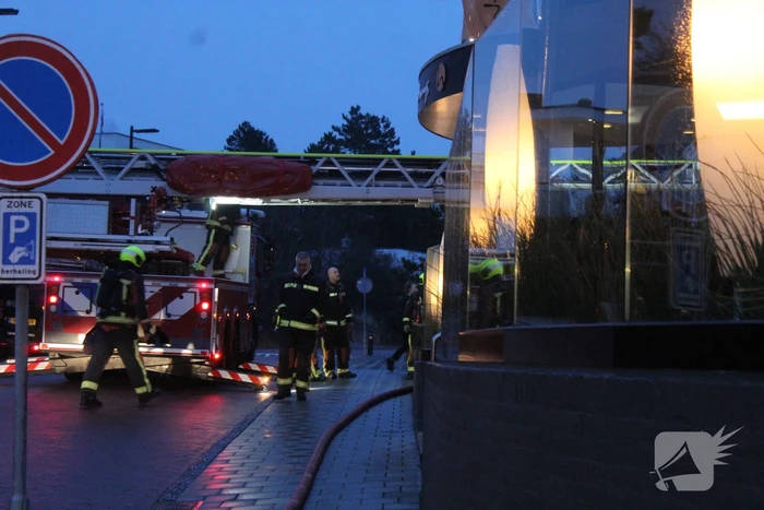 Brand op dak van hotel